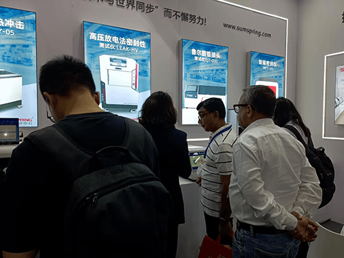 很多新朋友也被Sumspring三泉中石的產(chǎn)品所吸引，來到展臺前進(jìn)行咨詢和交流