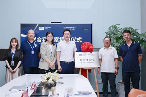 展坤總經(jīng)理與宿淑雁總經(jīng)理攜手為聯(lián)合實(shí)驗(yàn)室揭牌 展坤總經(jīng)理與宿淑雁總經(jīng)理攜手為聯(lián)合實(shí)驗(yàn)室揭牌